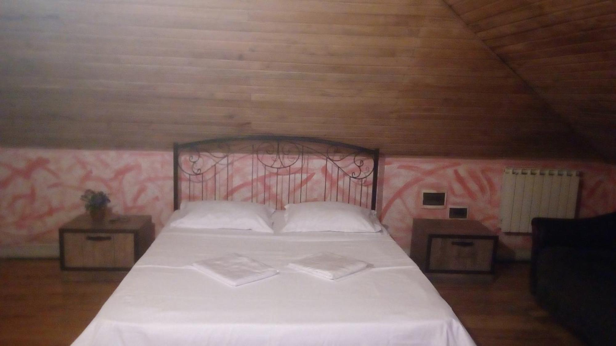 Hotel Isani Tiflis Habitación foto