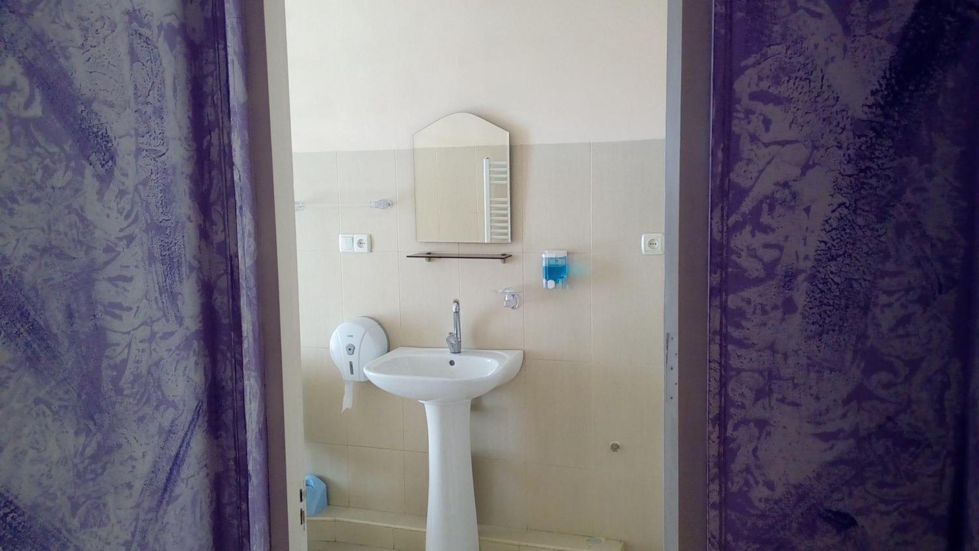 Hotel Isani Tiflis Habitación foto