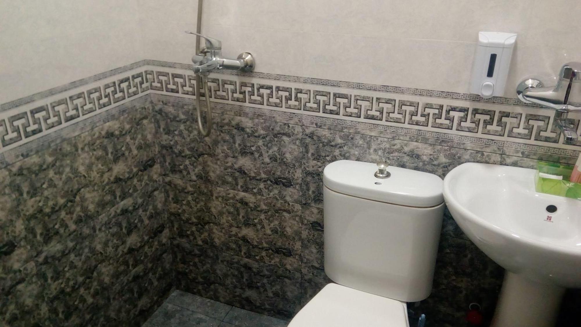 Hotel Isani Tiflis Habitación foto