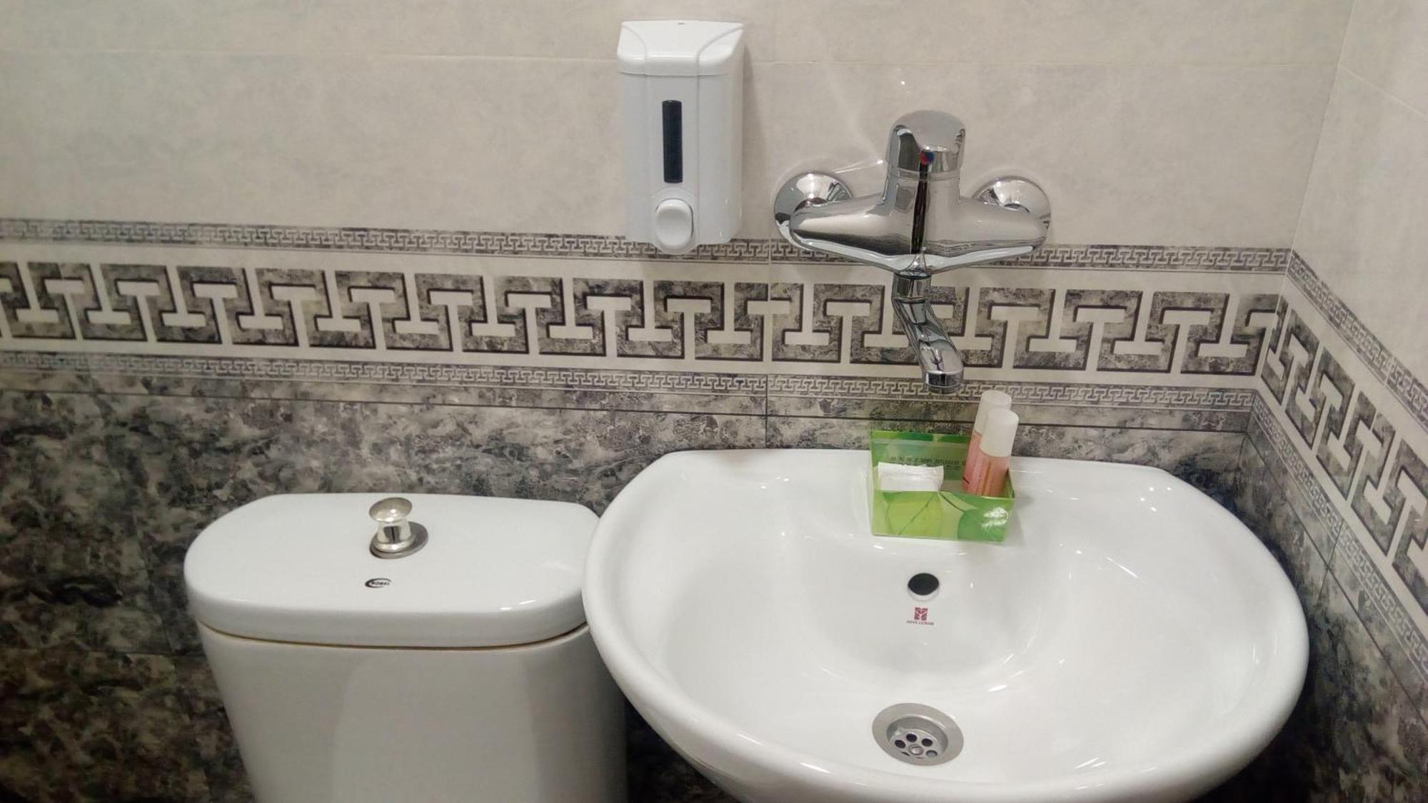 Hotel Isani Tiflis Habitación foto