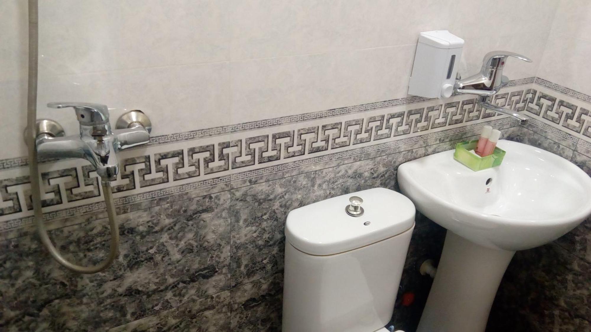 Hotel Isani Tiflis Habitación foto